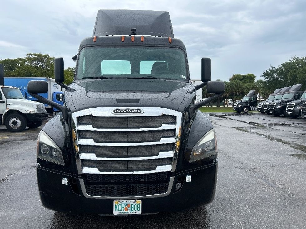 Day Cab Tractor-Heavy Duty Tractors-Freightliner-2019-T12642ST-Medley-FL-138,319\n\t\tmiles-$ 43,250 - Image 2
