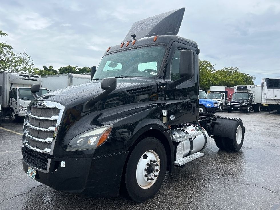 Day Cab Tractor-Heavy Duty Tractors-Freightliner-2019-T12642ST-Medley-FL-138,319\n\t\tmiles-$ 43,250 - Image 3