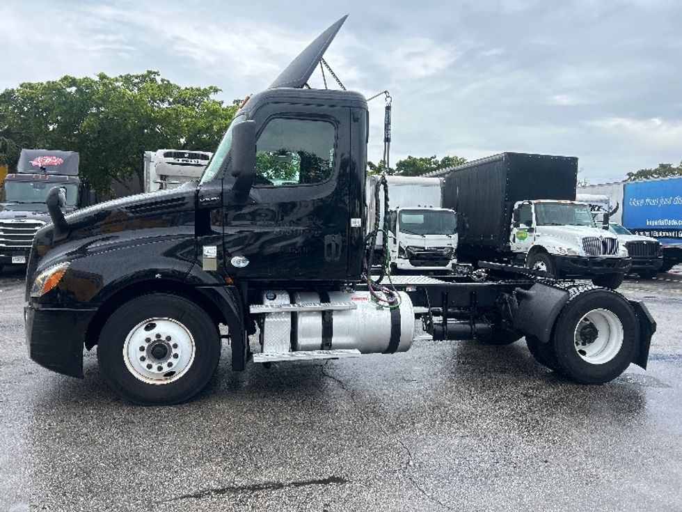 Day Cab Tractor-Heavy Duty Tractors-Freightliner-2019-T12642ST-Medley-FL-138,319\n\t\tmiles-$ 43,250 - Image 4
