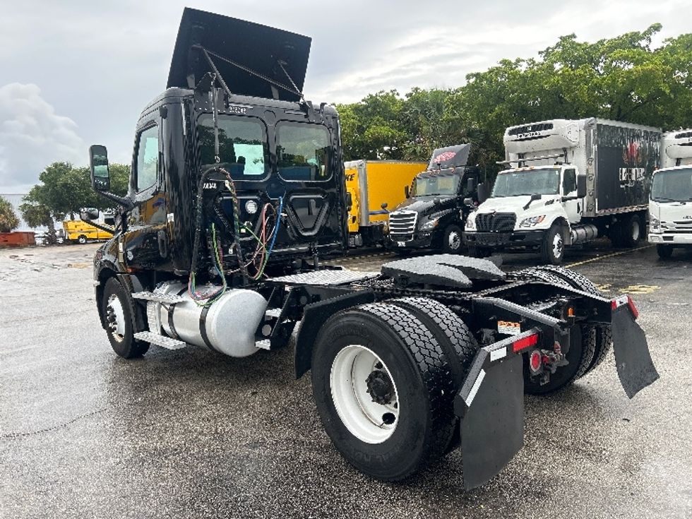 Day Cab Tractor-Heavy Duty Tractors-Freightliner-2019-T12642ST-Medley-FL-138,319\n\t\tmiles-$ 43,250 - Image 5