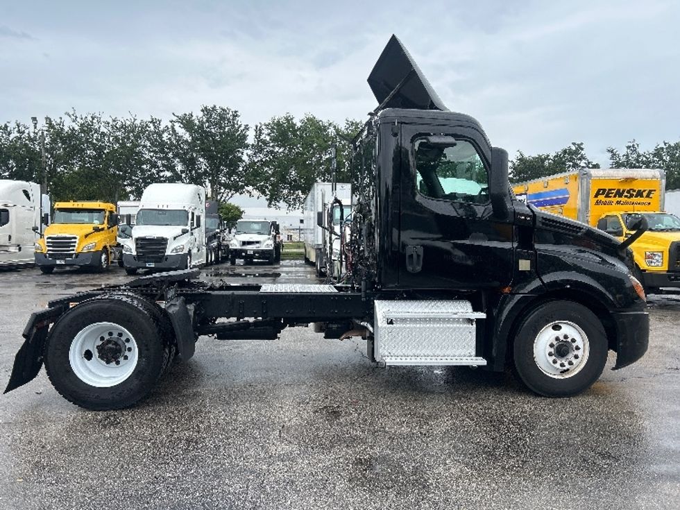 Day Cab Tractor-Heavy Duty Tractors-Freightliner-2019-T12642ST-Medley-FL-138,319\n\t\tmiles-$ 43,250 - Image 8