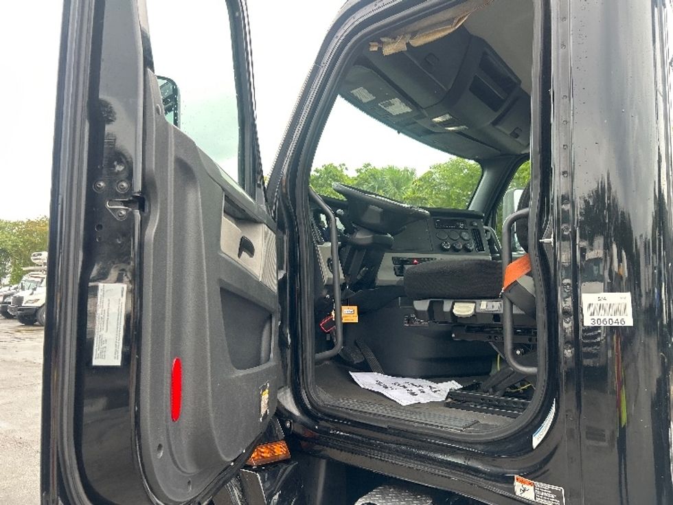 Day Cab Tractor-Heavy Duty Tractors-Freightliner-2019-T12642ST-Medley-FL-138,319\n\t\tmiles-$ 43,250 - Image 9
