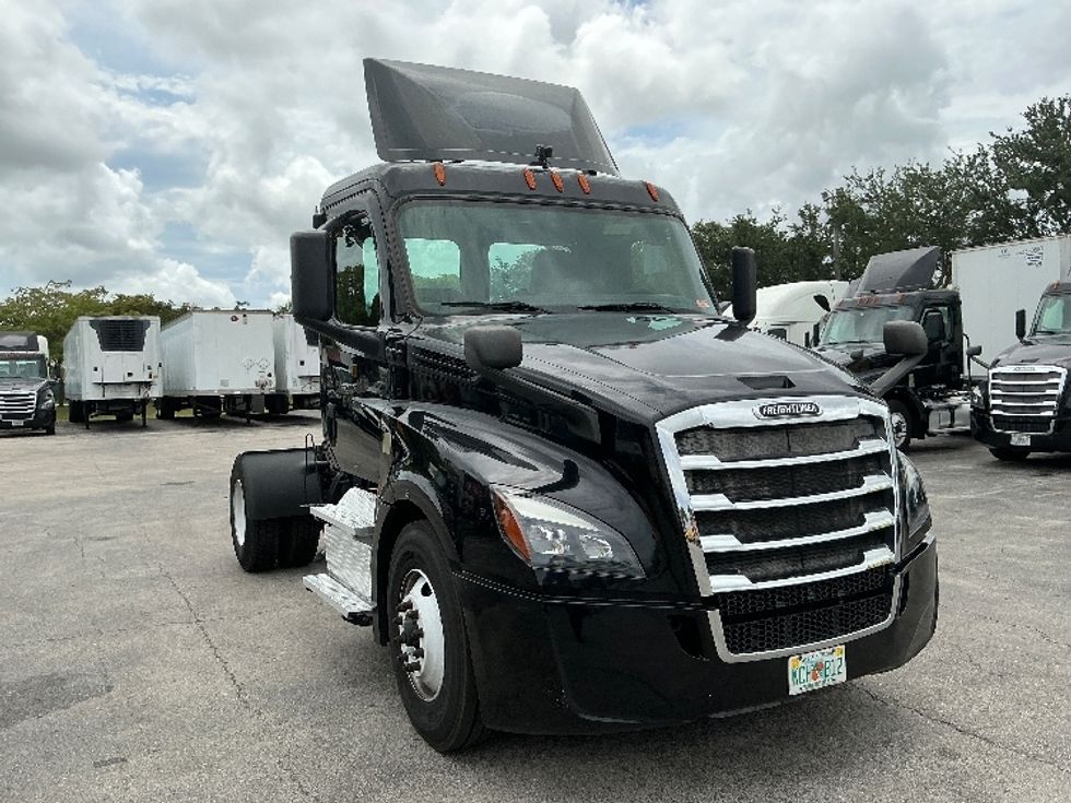 Day Cab Tractor-Heavy Duty Tractors-Freightliner-2019-T12642ST-Medley-FL-141,493\n\t\tmiles-$ 44,500 - Image 1