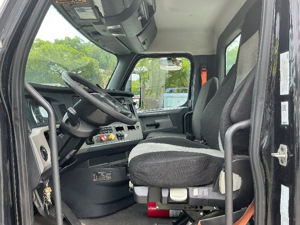 Day Cab Tractor-Heavy Duty Tractors-Freightliner-2019-T12642ST-Medley-FL-141,493\n\t\tmiles-$ 44,500 - Image 10