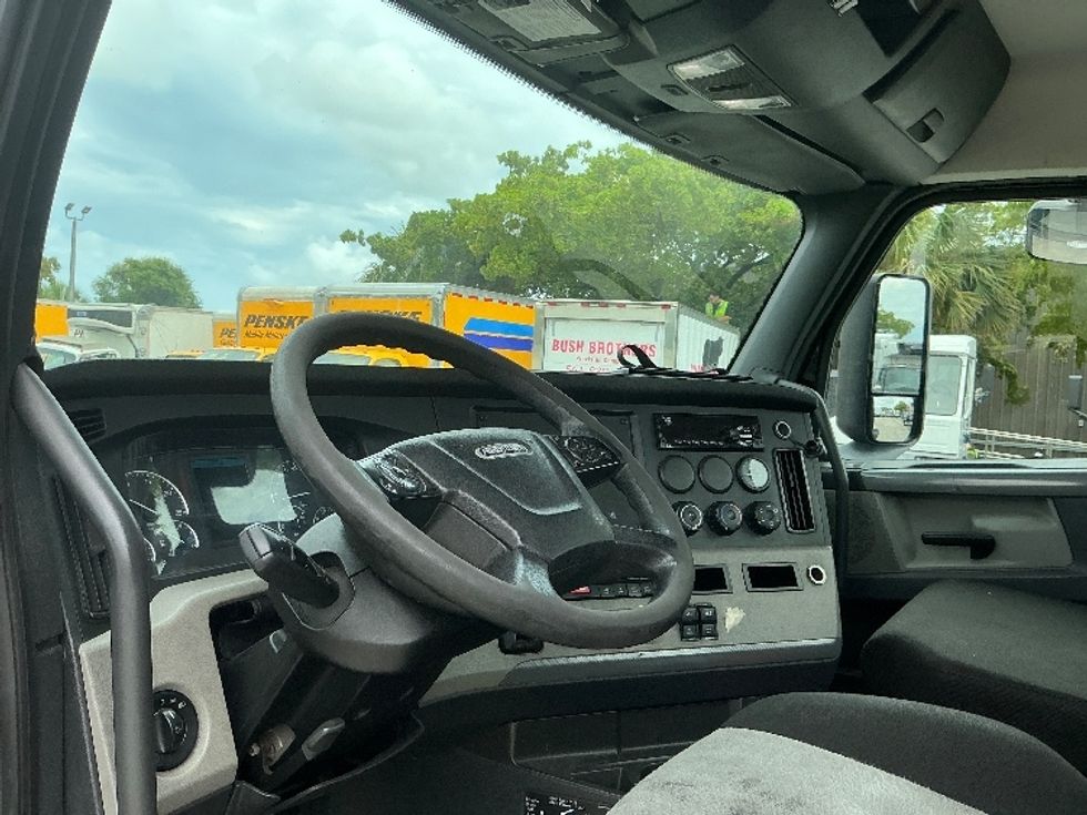 Day Cab Tractor-Heavy Duty Tractors-Freightliner-2019-T12642ST-Medley-FL-141,493\n\t\tmiles-$ 44,500 - Image 11