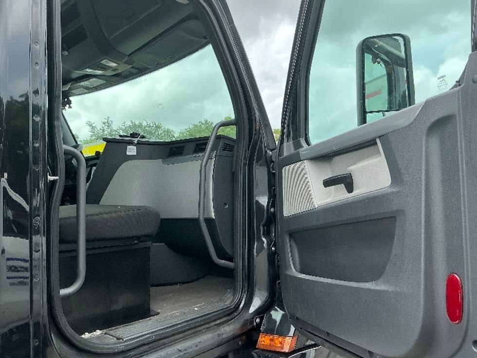 Day Cab Tractor-Heavy Duty Tractors-Freightliner-2019-T12642ST-Medley-FL-141,493\n\t\tmiles-$ 44,500 - Image 12