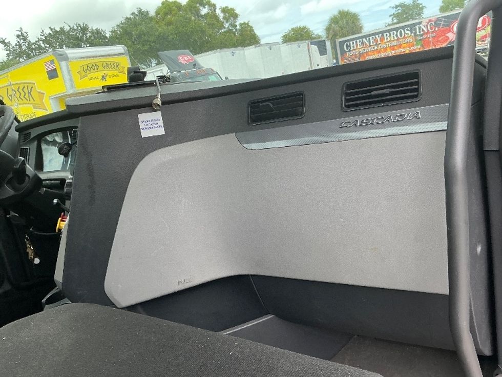 Day Cab Tractor-Heavy Duty Tractors-Freightliner-2019-T12642ST-Medley-FL-141,493\n\t\tmiles-$ 44,500 - Image 13