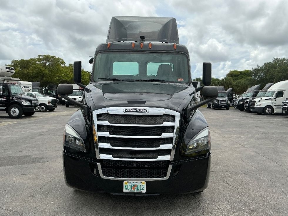 Day Cab Tractor-Heavy Duty Tractors-Freightliner-2019-T12642ST-Medley-FL-141,493\n\t\tmiles-$ 44,500 - Image 2