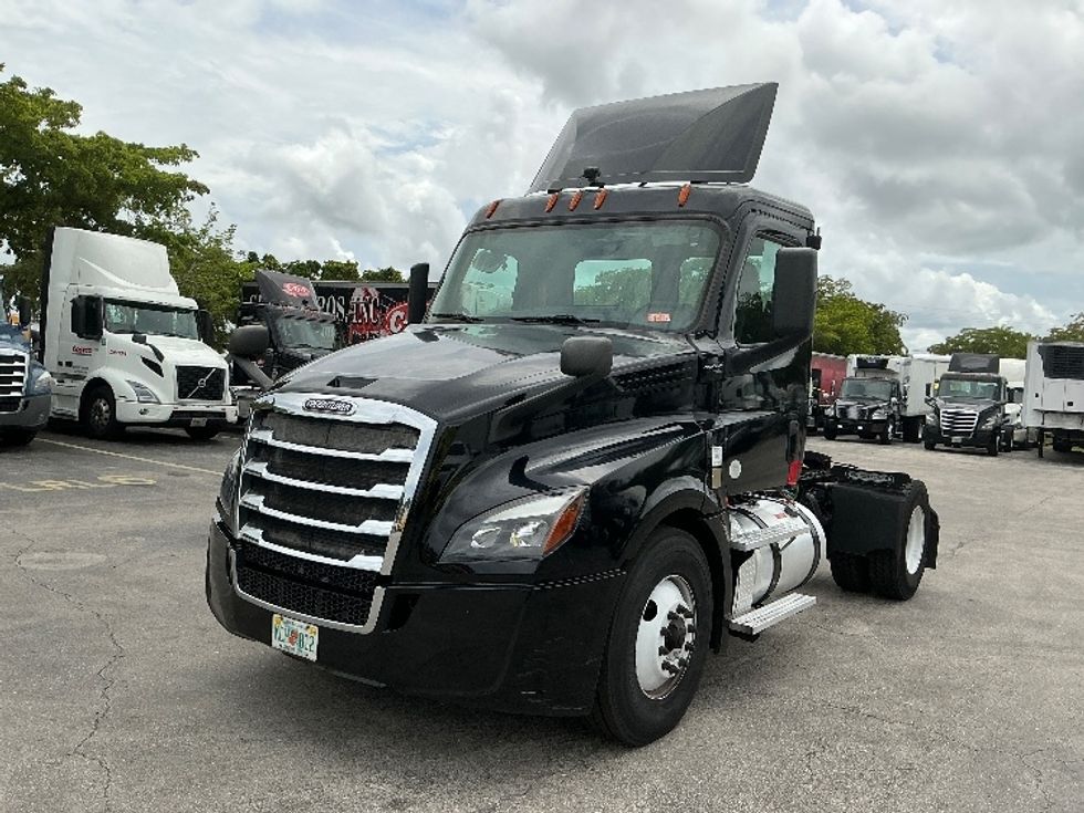 Day Cab Tractor-Heavy Duty Tractors-Freightliner-2019-T12642ST-Medley-FL-141,493\n\t\tmiles-$ 44,500 - Image 3