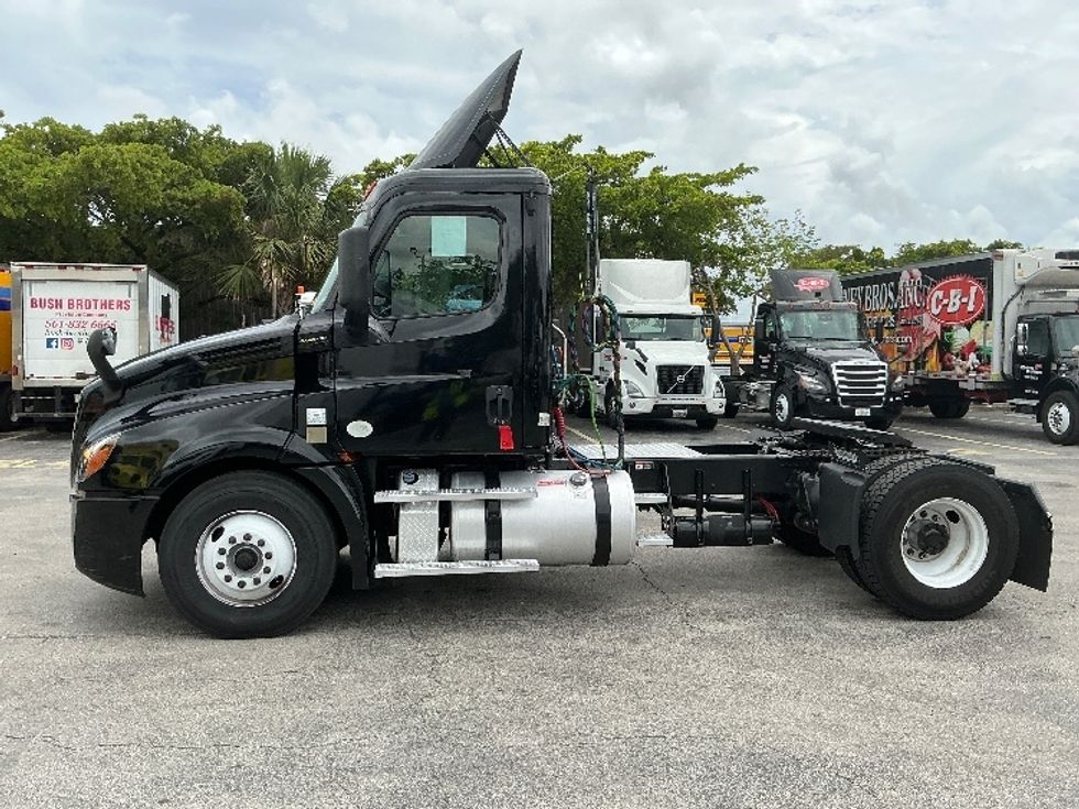 Day Cab Tractor-Heavy Duty Tractors-Freightliner-2019-T12642ST-Medley-FL-141,493\n\t\tmiles-$ 44,500 - Image 4