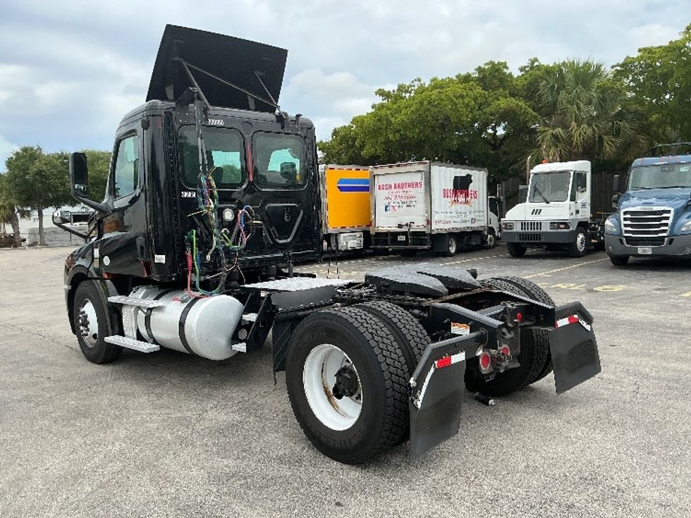 Day Cab Tractor-Heavy Duty Tractors-Freightliner-2019-T12642ST-Medley-FL-141,493\n\t\tmiles-$ 44,500 - Image 5