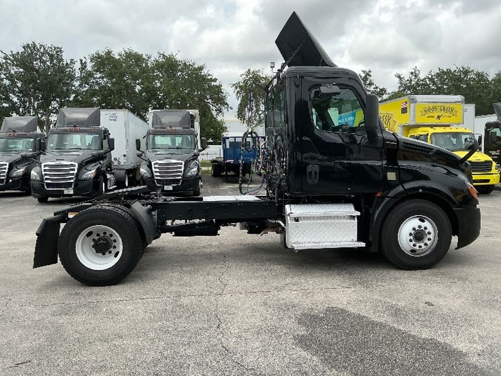 Day Cab Tractor-Heavy Duty Tractors-Freightliner-2019-T12642ST-Medley-FL-141,493\n\t\tmiles-$ 44,500 - Image 8
