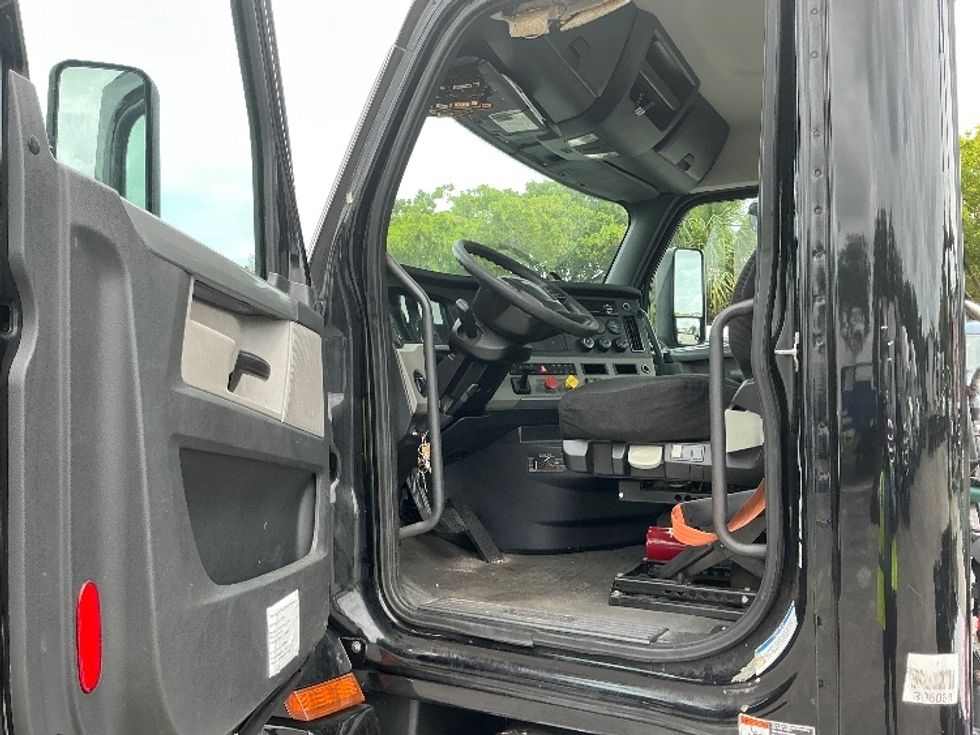Day Cab Tractor-Heavy Duty Tractors-Freightliner-2019-T12642ST-Medley-FL-141,493\n\t\tmiles-$ 44,500 - Image 9