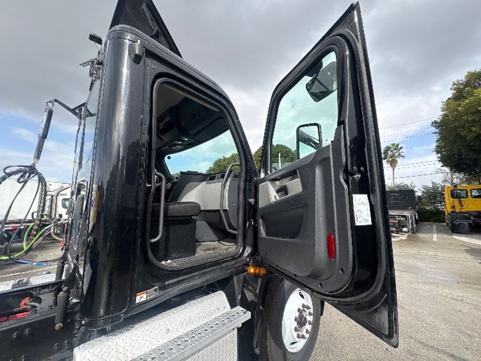Day Cab Tractor-Heavy Duty Tractors-Freightliner-2019-T12642ST-Medley-FL-141,929\n\t\tmiles-$ 43,750 - Image 12