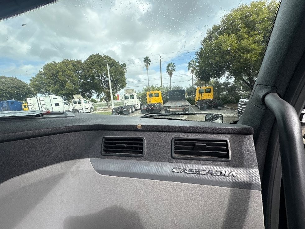 Day Cab Tractor-Heavy Duty Tractors-Freightliner-2019-T12642ST-Medley-FL-141,929\n\t\tmiles-$ 43,750 - Image 13