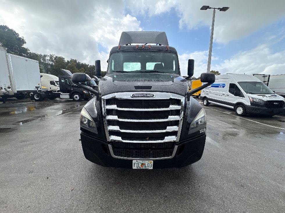 Day Cab Tractor-Heavy Duty Tractors-Freightliner-2019-T12642ST-Medley-FL-141,929\n\t\tmiles-$ 43,750 - Image 2