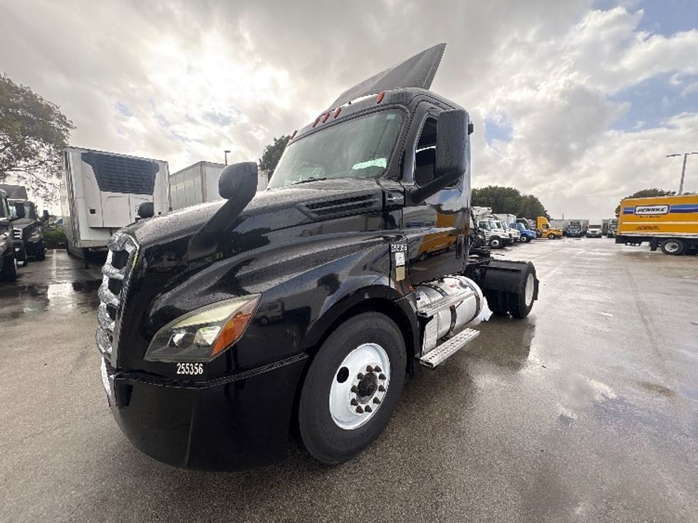 Day Cab Tractor-Heavy Duty Tractors-Freightliner-2019-T12642ST-Medley-FL-141,929\n\t\tmiles-$ 43,750 - Image 3