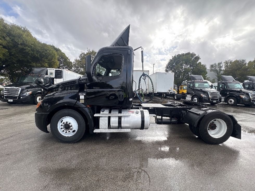 Day Cab Tractor-Heavy Duty Tractors-Freightliner-2019-T12642ST-Medley-FL-141,929\n\t\tmiles-$ 43,750 - Image 4