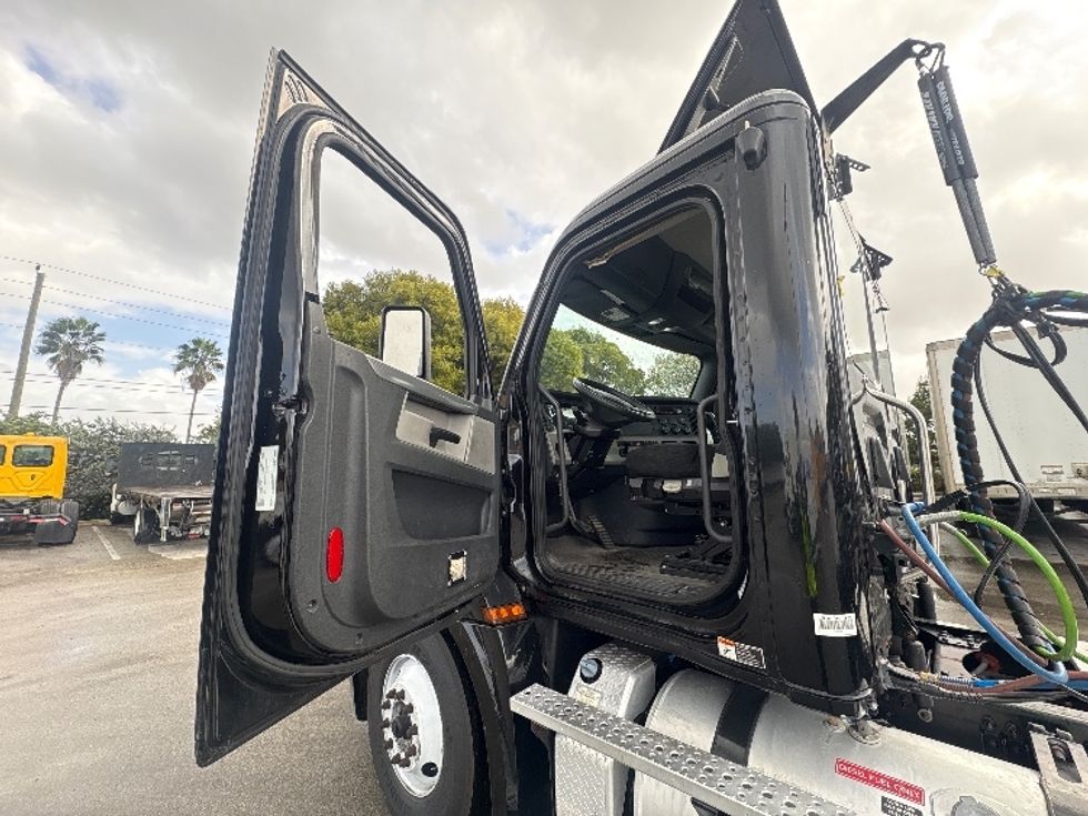 Day Cab Tractor-Heavy Duty Tractors-Freightliner-2019-T12642ST-Medley-FL-141,929\n\t\tmiles-$ 43,750 - Image 9