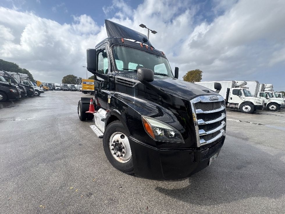 Day Cab Tractor-Heavy Duty Tractors-Freightliner-2019-T12642ST-Medley-FL-141,932\n\t\tmiles-$ 43,750 - Image 1