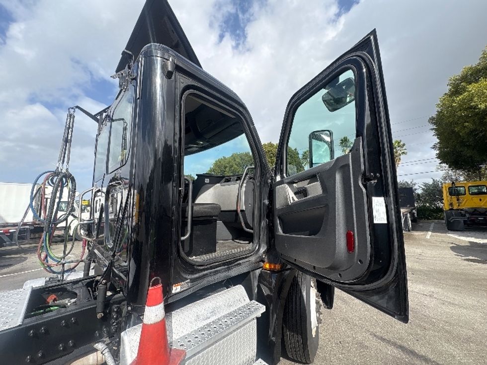 Day Cab Tractor-Heavy Duty Tractors-Freightliner-2019-T12642ST-Medley-FL-141,932\n\t\tmiles-$ 43,750 - Image 12