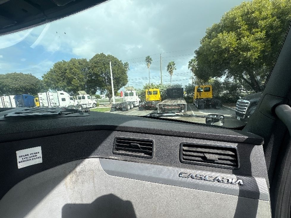 Day Cab Tractor-Heavy Duty Tractors-Freightliner-2019-T12642ST-Medley-FL-141,932\n\t\tmiles-$ 43,750 - Image 13