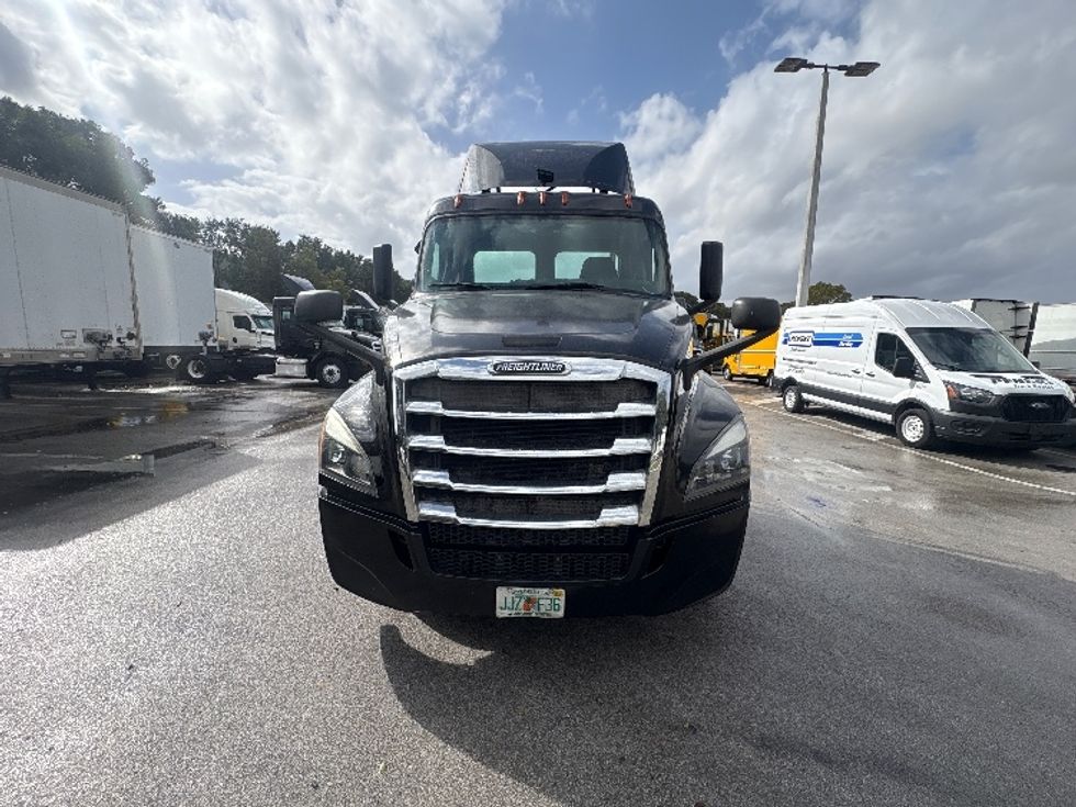 Day Cab Tractor-Heavy Duty Tractors-Freightliner-2019-T12642ST-Medley-FL-141,932\n\t\tmiles-$ 43,750 - Image 2