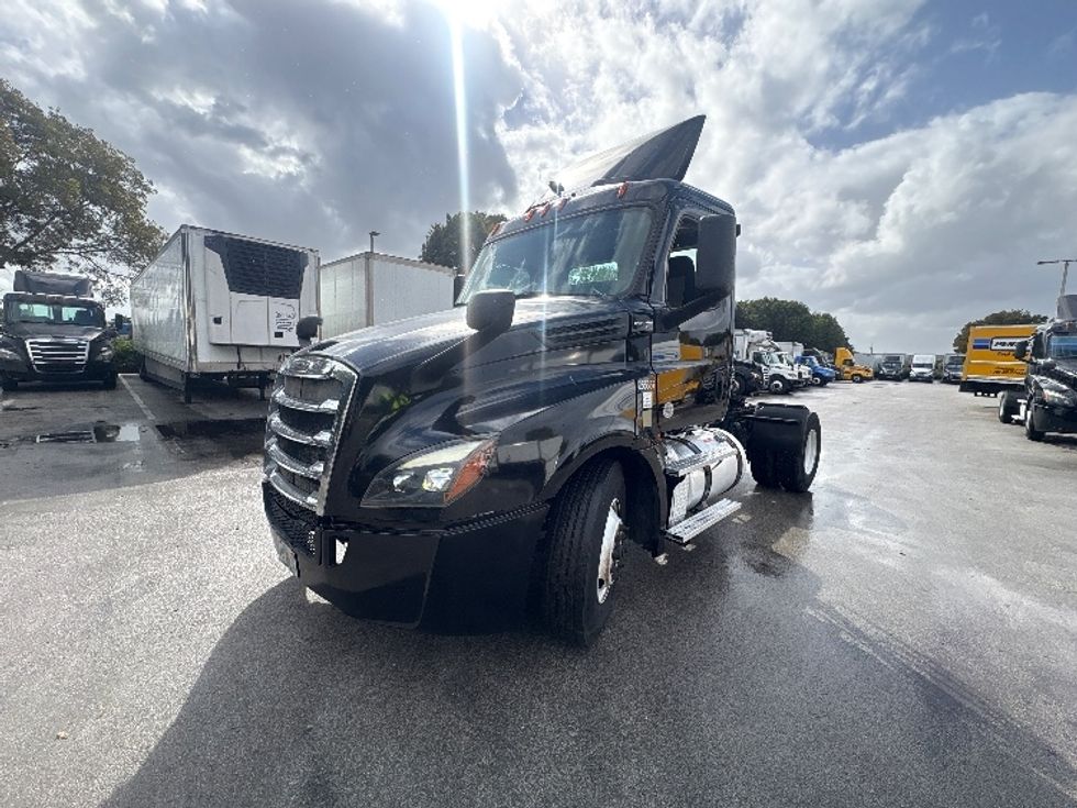 Day Cab Tractor-Heavy Duty Tractors-Freightliner-2019-T12642ST-Medley-FL-141,932\n\t\tmiles-$ 43,750 - Image 3