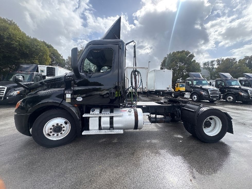 Day Cab Tractor-Heavy Duty Tractors-Freightliner-2019-T12642ST-Medley-FL-141,932\n\t\tmiles-$ 43,750 - Image 4