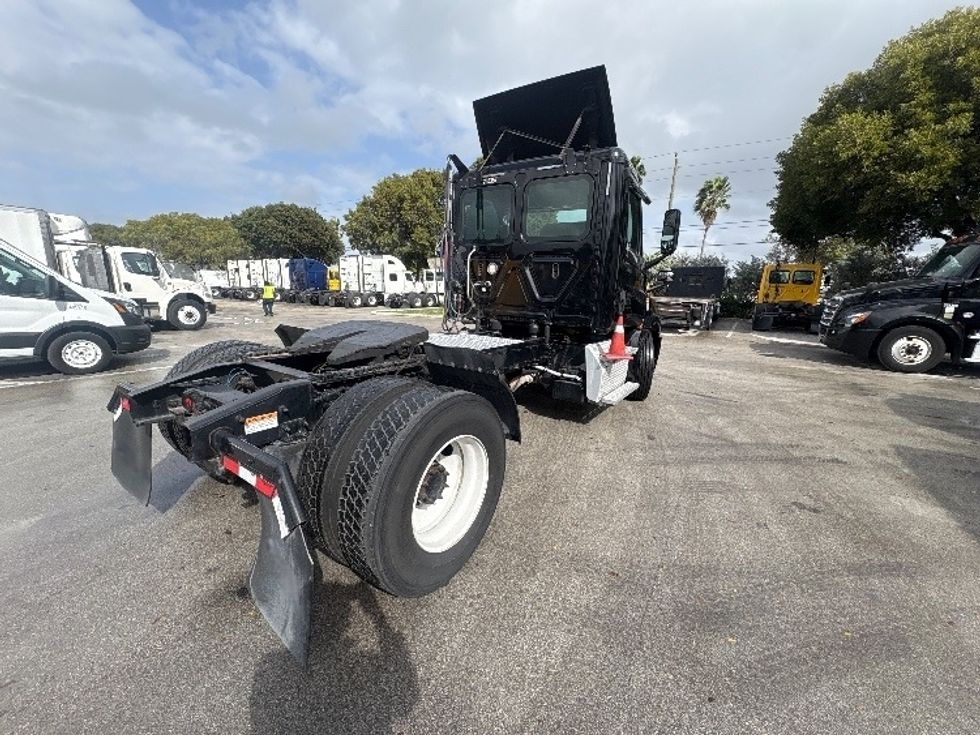 Day Cab Tractor-Heavy Duty Tractors-Freightliner-2019-T12642ST-Medley-FL-141,932\n\t\tmiles-$ 43,750 - Image 7