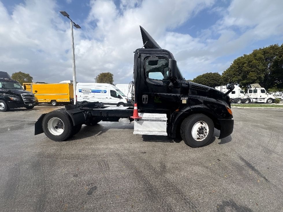 Day Cab Tractor-Heavy Duty Tractors-Freightliner-2019-T12642ST-Medley-FL-141,932\n\t\tmiles-$ 43,750 - Image 8