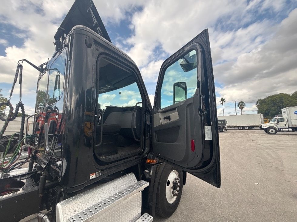 Day Cab Tractor-Heavy Duty Tractors-Freightliner-2019-T12642ST-Medley-FL-144,638\n\t\tmiles-$ 50,000 - Image 12