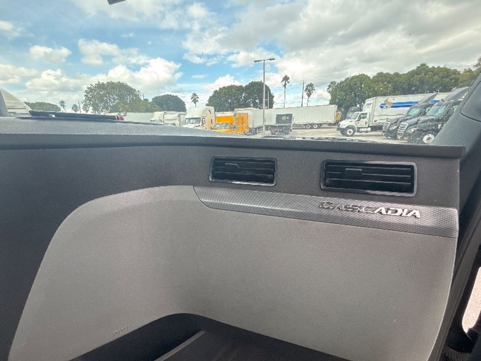 Day Cab Tractor-Heavy Duty Tractors-Freightliner-2019-T12642ST-Medley-FL-144,638\n\t\tmiles-$ 50,000 - Image 13