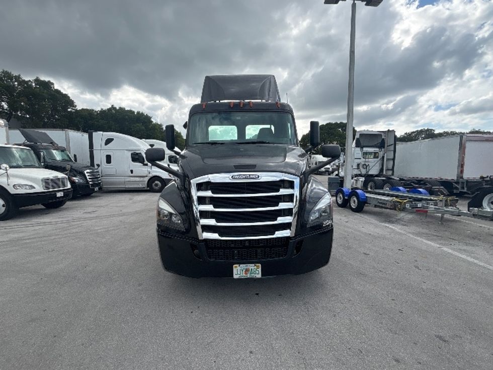 Day Cab Tractor-Heavy Duty Tractors-Freightliner-2019-T12642ST-Medley-FL-144,638\n\t\tmiles-$ 50,000 - Image 2