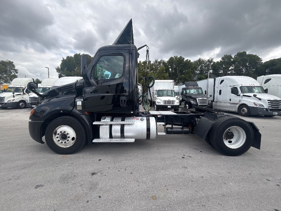 Day Cab Tractor-Heavy Duty Tractors-Freightliner-2019-T12642ST-Medley-FL-144,638\n\t\tmiles-$ 50,000 - Image 4