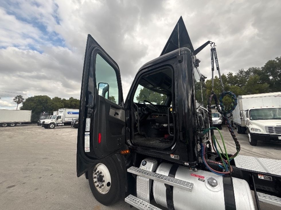 Day Cab Tractor-Heavy Duty Tractors-Freightliner-2019-T12642ST-Medley-FL-144,638\n\t\tmiles-$ 50,000 - Image 9
