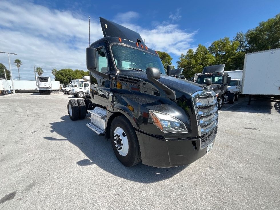 Day Cab Tractor-Heavy Duty Tractors-Freightliner-2019-T12642ST-Medley-FL-145,000\n\t\tmiles-$ 50,000 - Image 1