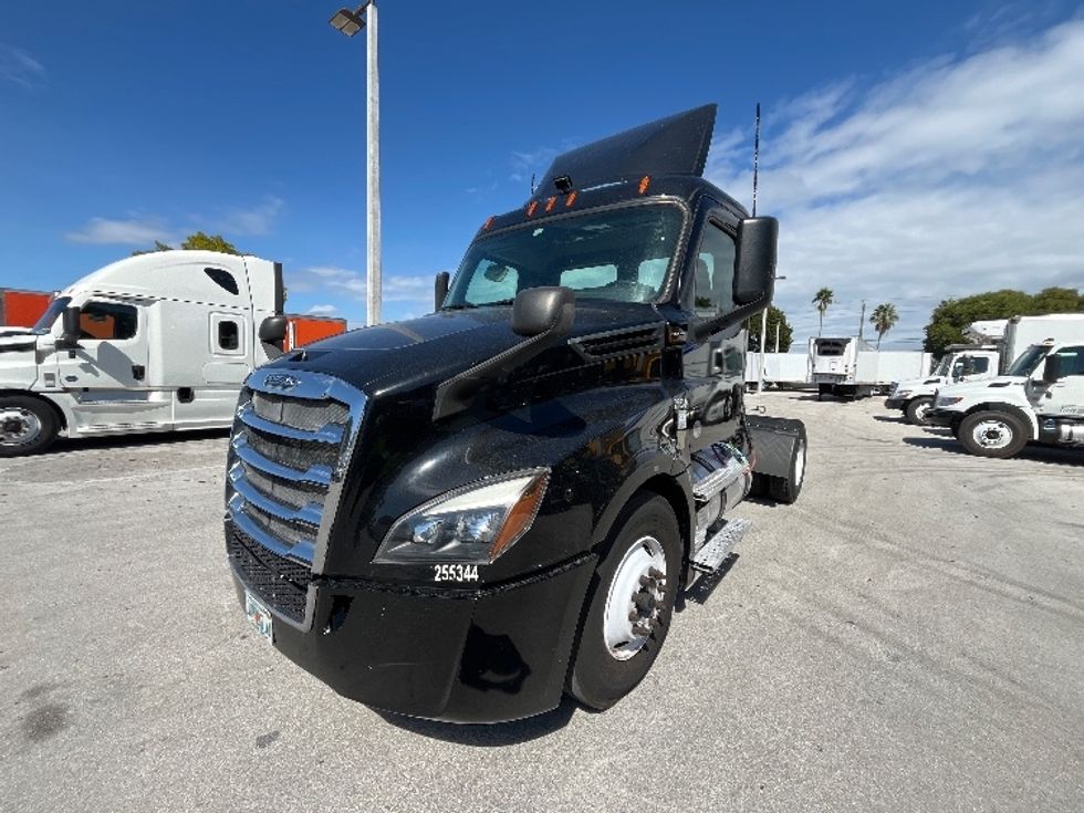 Day Cab Tractor-Heavy Duty Tractors-Freightliner-2019-T12642ST-Medley-FL-145,000\n\t\tmiles-$ 50,000 - Image 3
