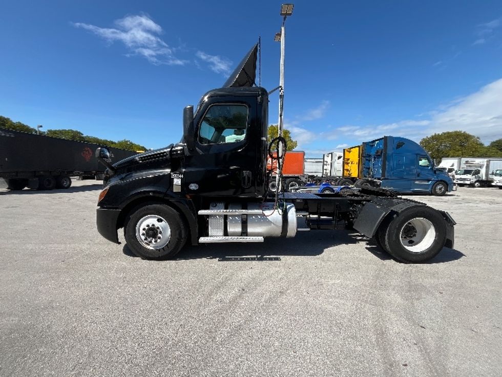 Day Cab Tractor-Heavy Duty Tractors-Freightliner-2019-T12642ST-Medley-FL-145,000\n\t\tmiles-$ 50,000 - Image 4