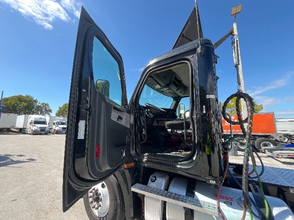 Day Cab Tractor-Heavy Duty Tractors-Freightliner-2019-T12642ST-Medley-FL-145,000\n\t\tmiles-$ 50,000 - Image 9
