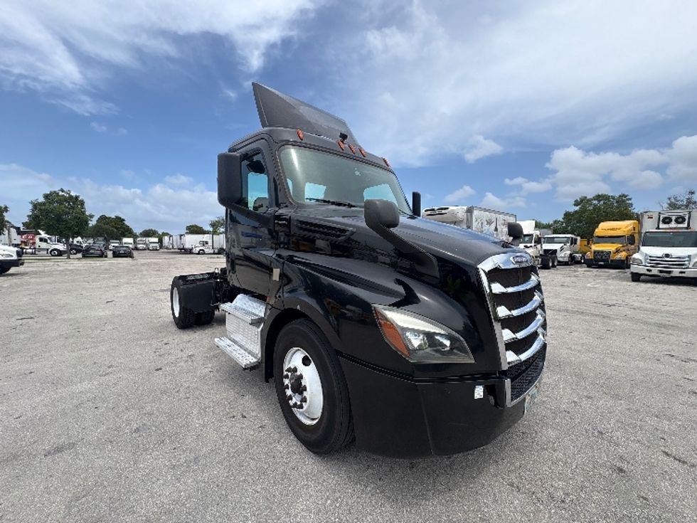 Day Cab Tractor-Heavy Duty Tractors-Freightliner-2019-T12642ST-Medley-FL-148,313\n\t\tmiles-$ 44,500 - Image 1