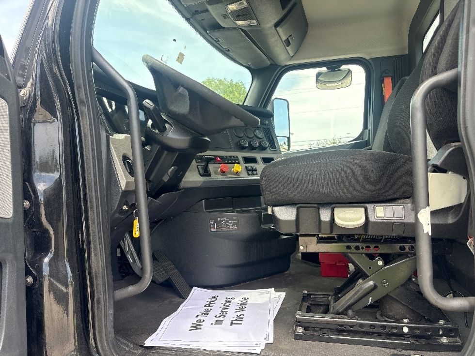 Day Cab Tractor-Heavy Duty Tractors-Freightliner-2019-T12642ST-Medley-FL-148,313\n\t\tmiles-$ 44,500 - Image 10