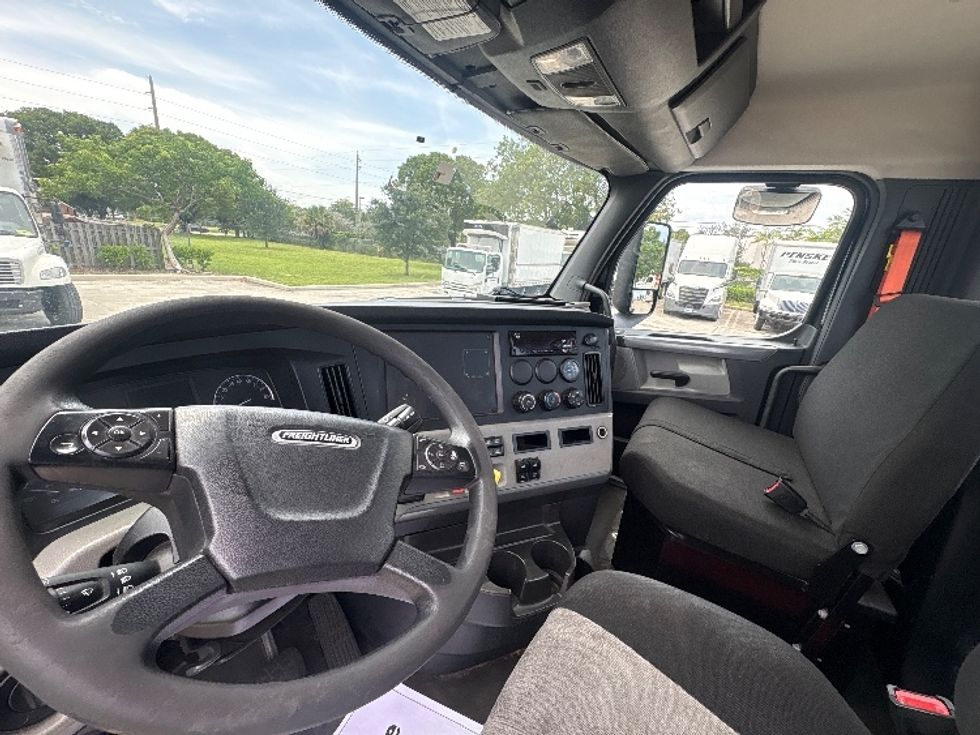 Day Cab Tractor-Heavy Duty Tractors-Freightliner-2019-T12642ST-Medley-FL-148,313\n\t\tmiles-$ 44,500 - Image 11