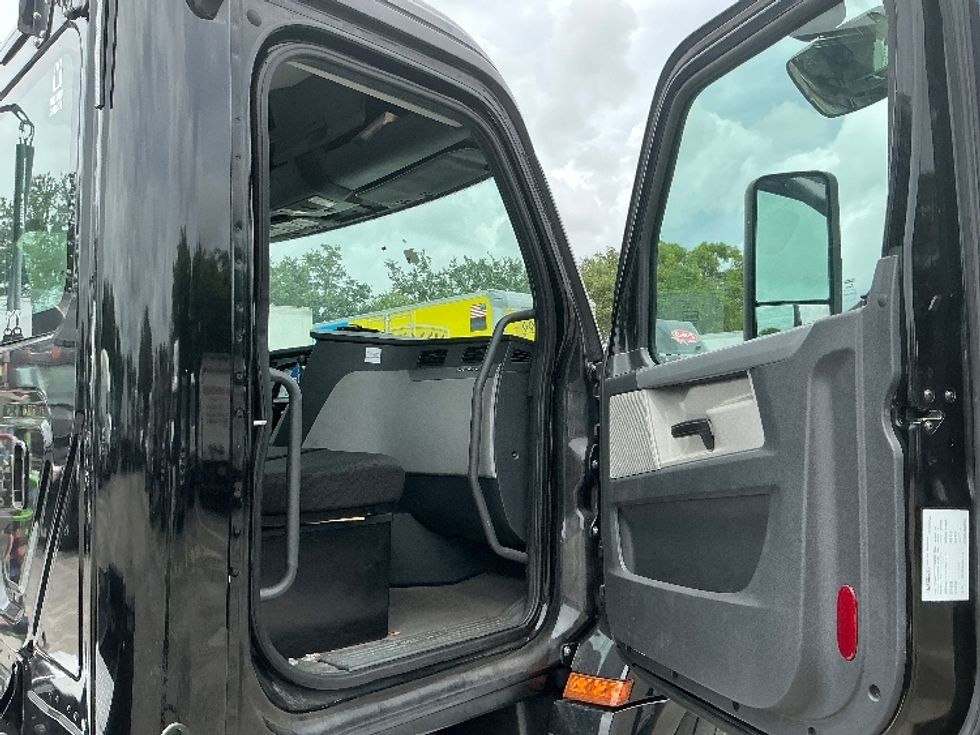 Day Cab Tractor-Heavy Duty Tractors-Freightliner-2019-T12642ST-Medley-FL-148,313\n\t\tmiles-$ 44,500 - Image 12