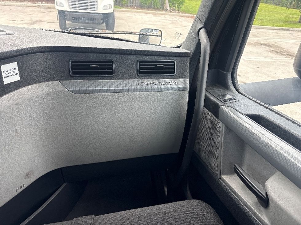 Day Cab Tractor-Heavy Duty Tractors-Freightliner-2019-T12642ST-Medley-FL-148,313\n\t\tmiles-$ 44,500 - Image 13