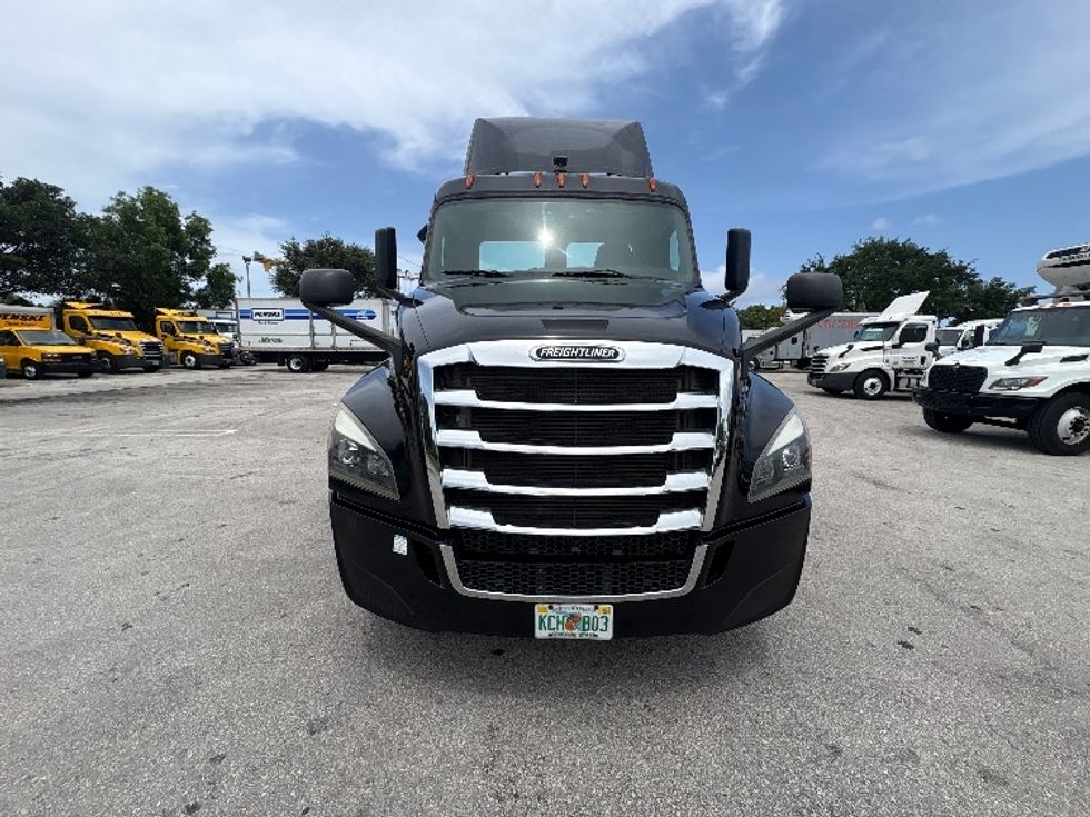Day Cab Tractor-Heavy Duty Tractors-Freightliner-2019-T12642ST-Medley-FL-148,313\n\t\tmiles-$ 44,500 - Image 2
