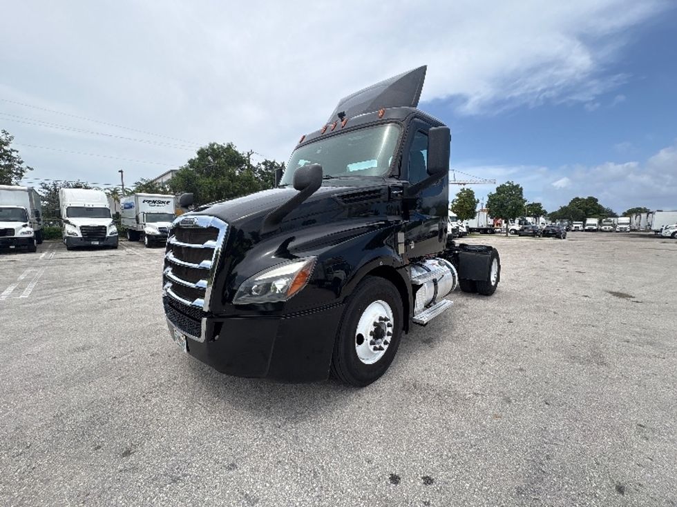 Day Cab Tractor-Heavy Duty Tractors-Freightliner-2019-T12642ST-Medley-FL-148,313\n\t\tmiles-$ 44,500 - Image 3