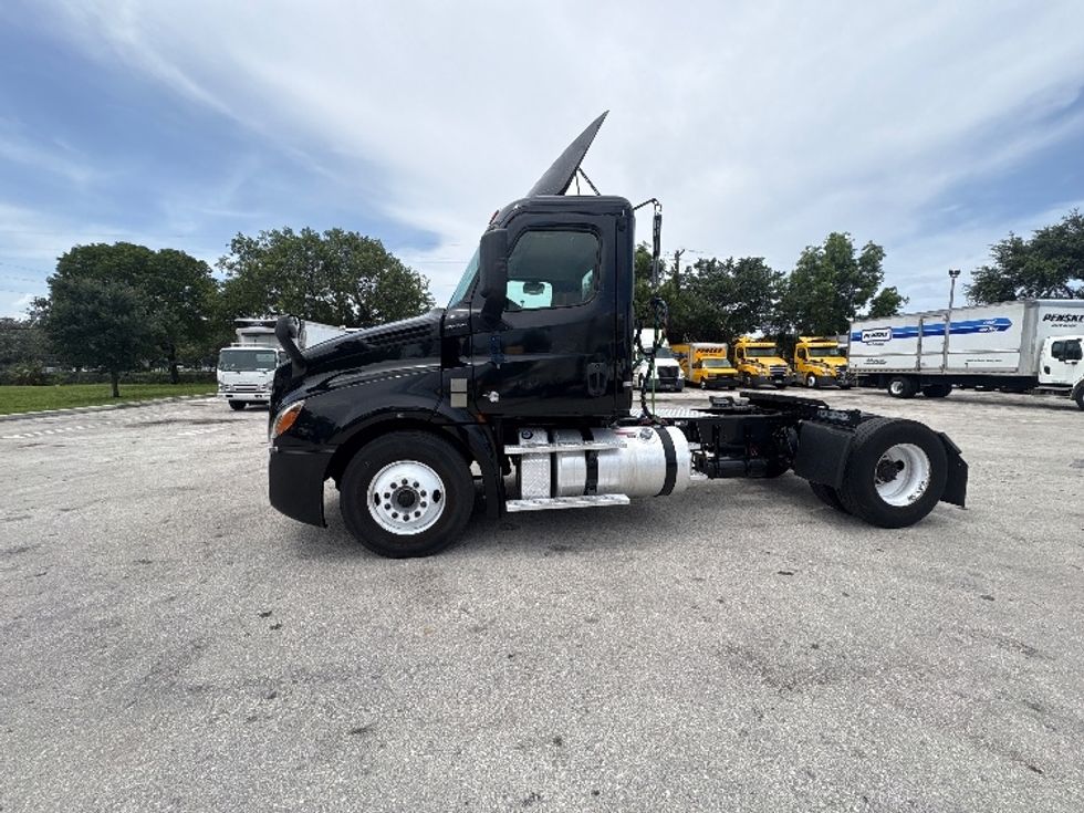 Day Cab Tractor-Heavy Duty Tractors-Freightliner-2019-T12642ST-Medley-FL-148,313\n\t\tmiles-$ 44,500 - Image 4