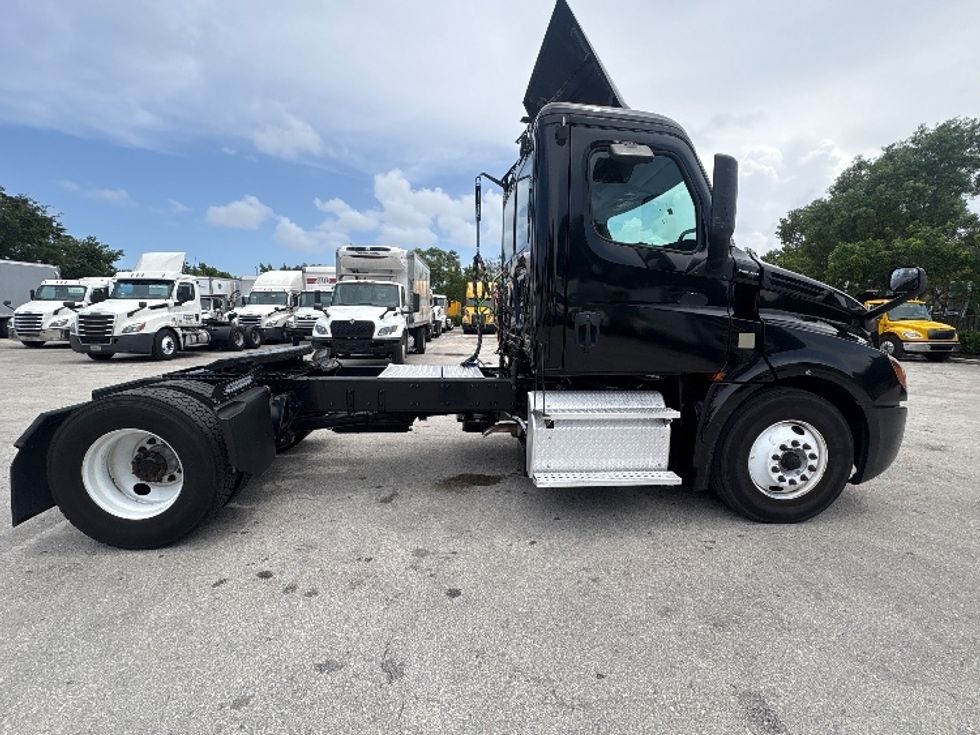 Day Cab Tractor-Heavy Duty Tractors-Freightliner-2019-T12642ST-Medley-FL-148,313\n\t\tmiles-$ 44,500 - Image 8