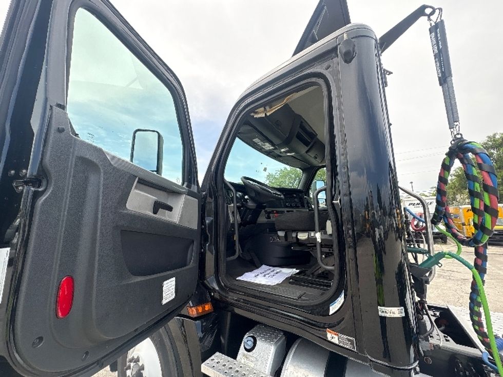 Day Cab Tractor-Heavy Duty Tractors-Freightliner-2019-T12642ST-Medley-FL-148,313\n\t\tmiles-$ 44,500 - Image 9